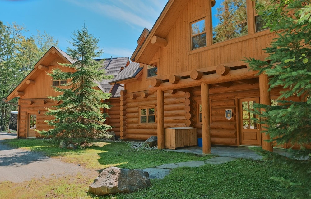 Executive Plus 52 - Beautiful Spacious log Home With Private hot tub Pool