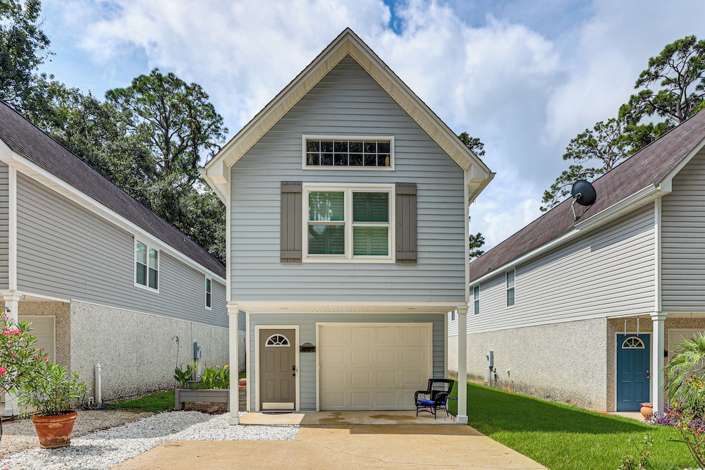 4 Mi to Beaches: St Simons Island Escape w/ Patio!