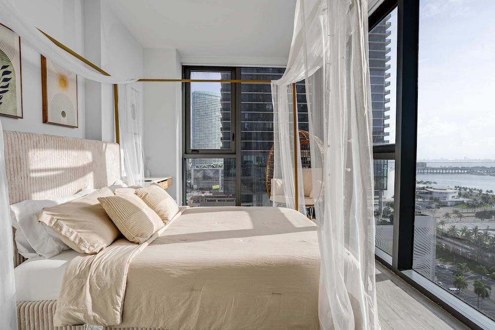 CBD Luxepad 2b2b With City Bay Views Gym Lounge