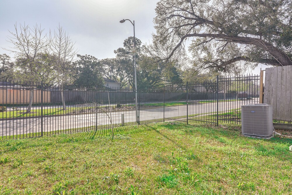 7 Mi to The Galleria: Modern Home w/ Fenced Yard
