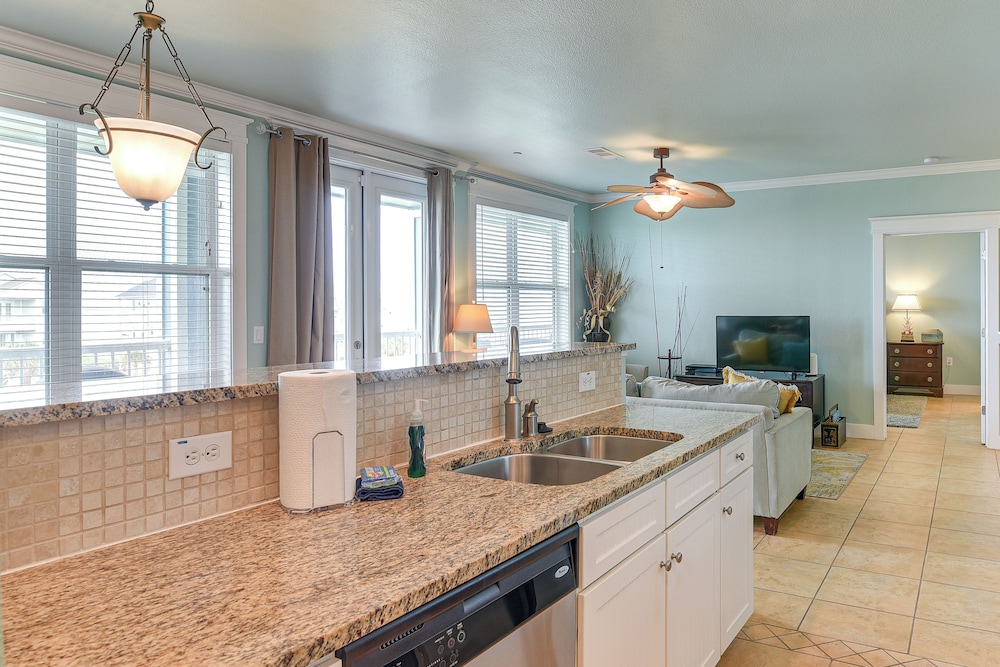 Walk to Beach: Condo w/ Bay View in Galveston