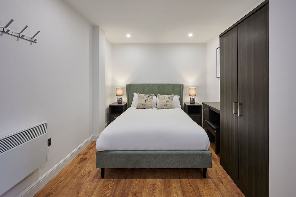 Host Stay Balcony Room for Two Guests Sevenstay Apartments