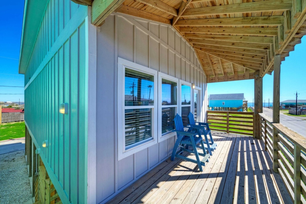 Sleeps 26 2 Homes w/ Waterfront Pool + Boat Dock Laguna Village Escape