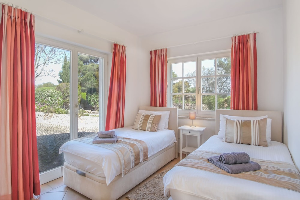 Vale Verde in Lagos With 6 Bedrooms and 4 Bathrooms