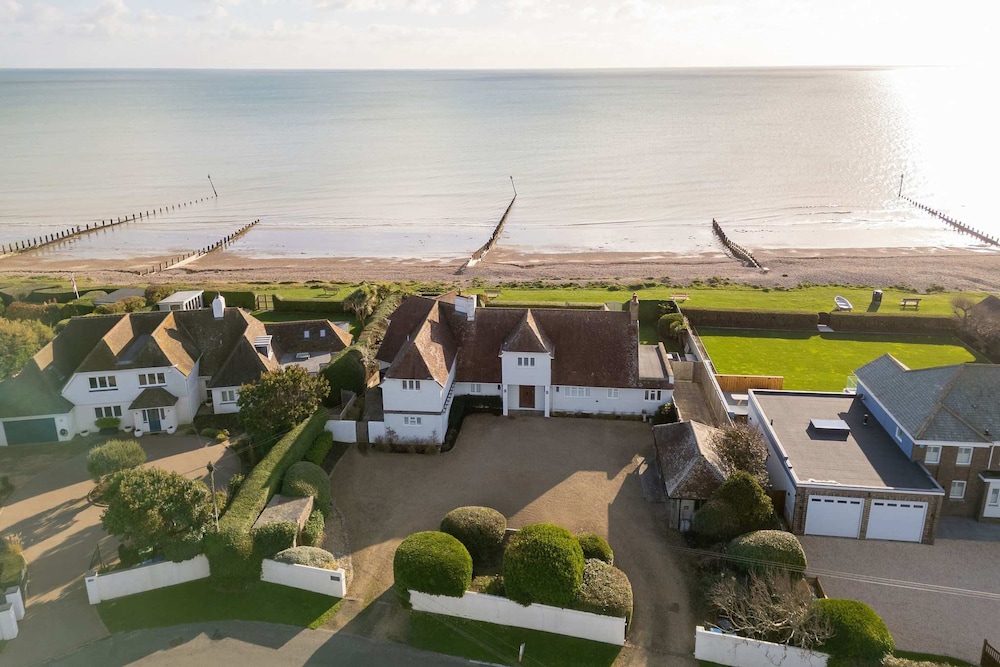 Luxury Beachfront Retreat for 14 With Hot Tub