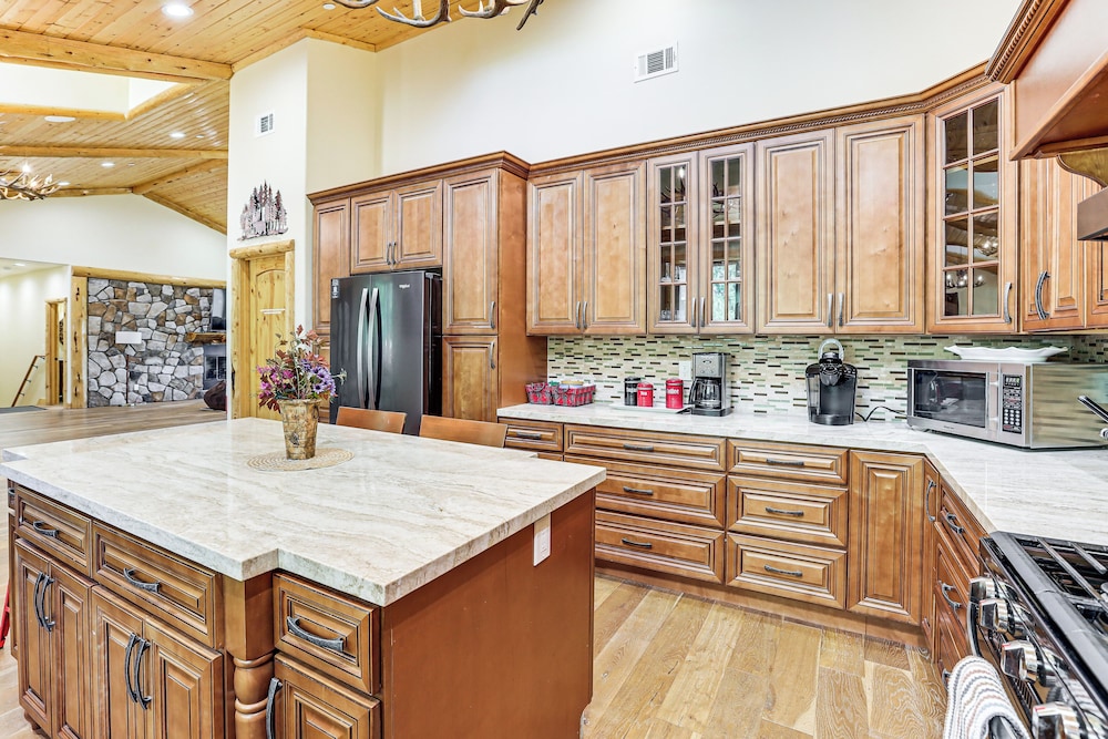 Hot Tub + Game Room: Mtn-view Retreat in Big Bear!