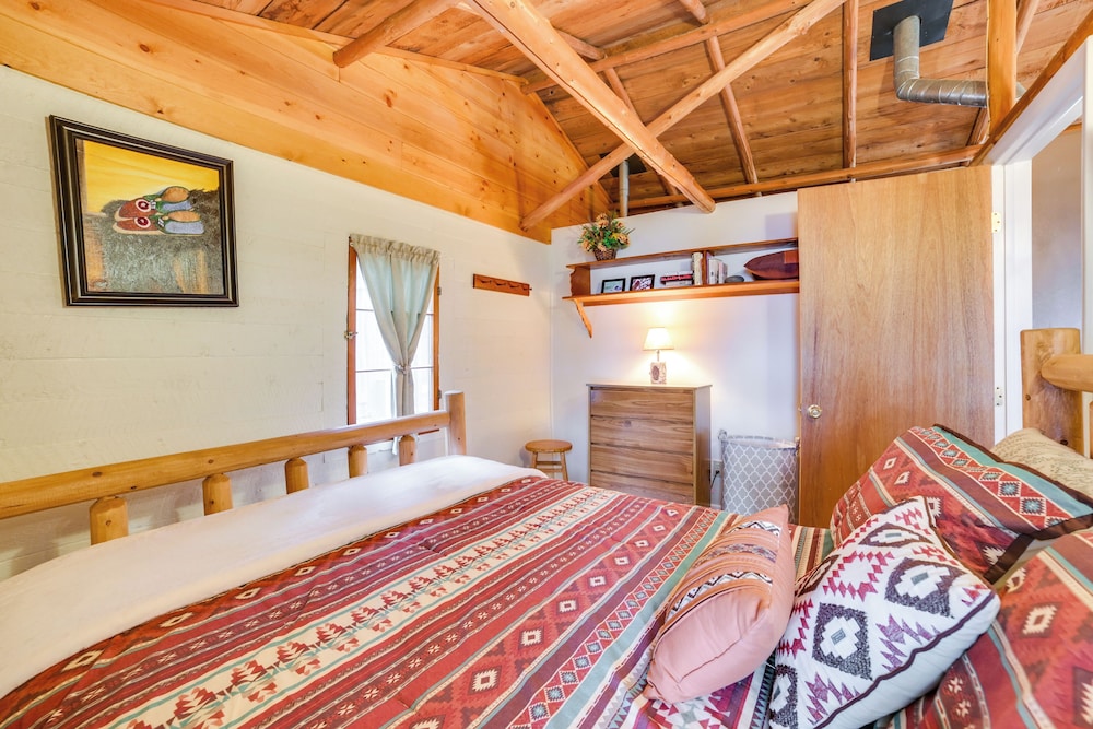 Lakefront Cabin w/ Beach Access: Levering Retreat