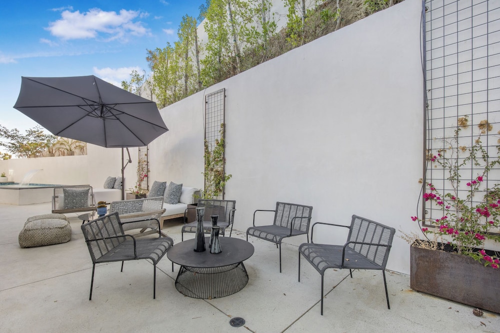 Belden Modern Villa - Iconic Hollywood Hills Retreat