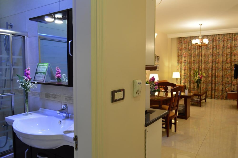 Comfort Hotel Suites