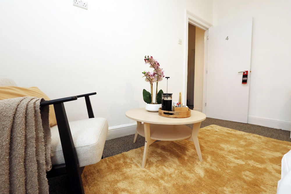Cardiff Guesthouse & On-Street Parking