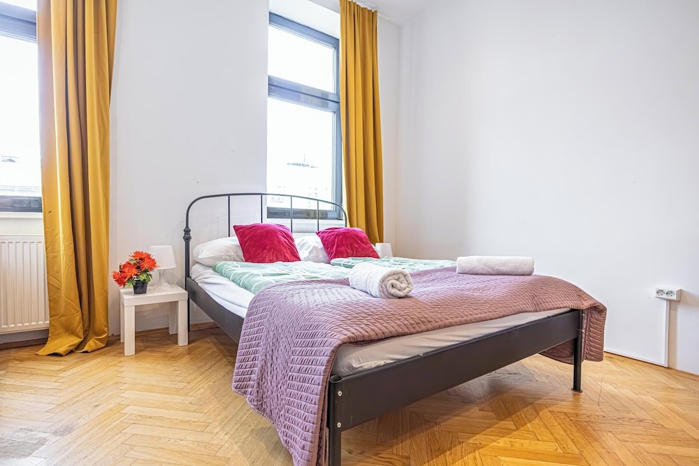 Cozy 4BR Apt Garden Close to Danube