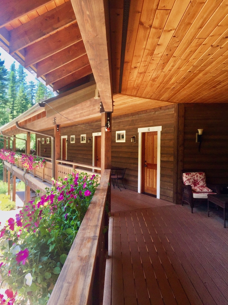 Glacier Guides Lodge