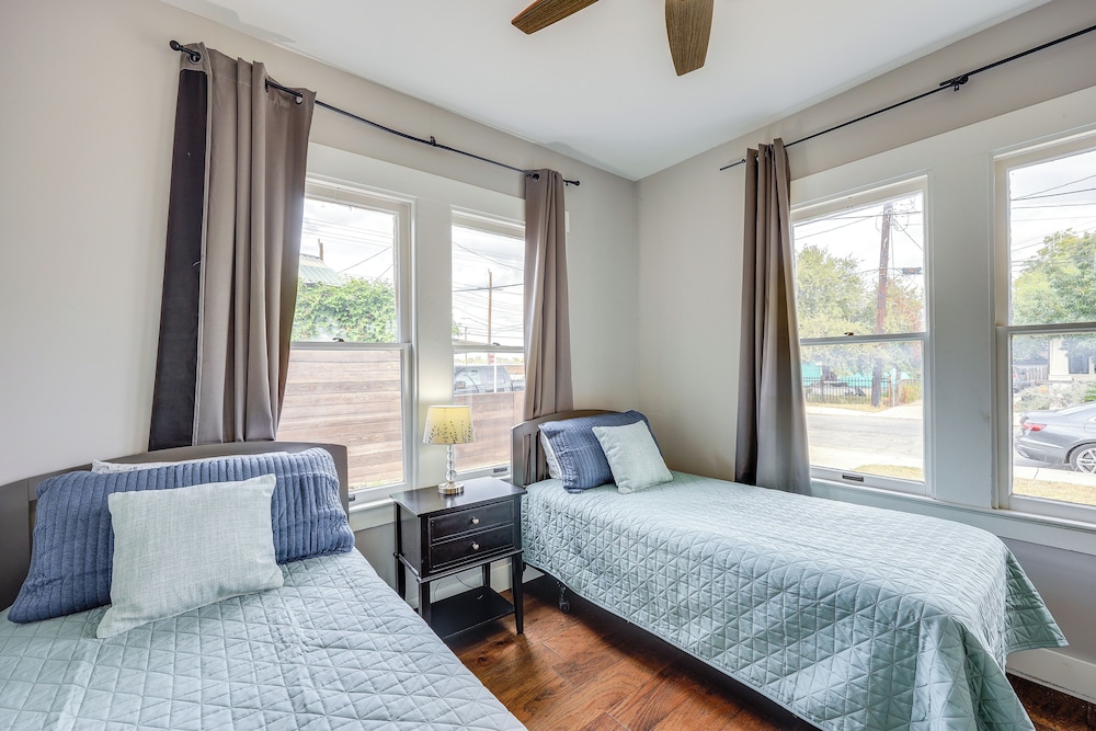 ~ 2 Mi to Dtwn San Antonio: Comfy Home w/ Yard!