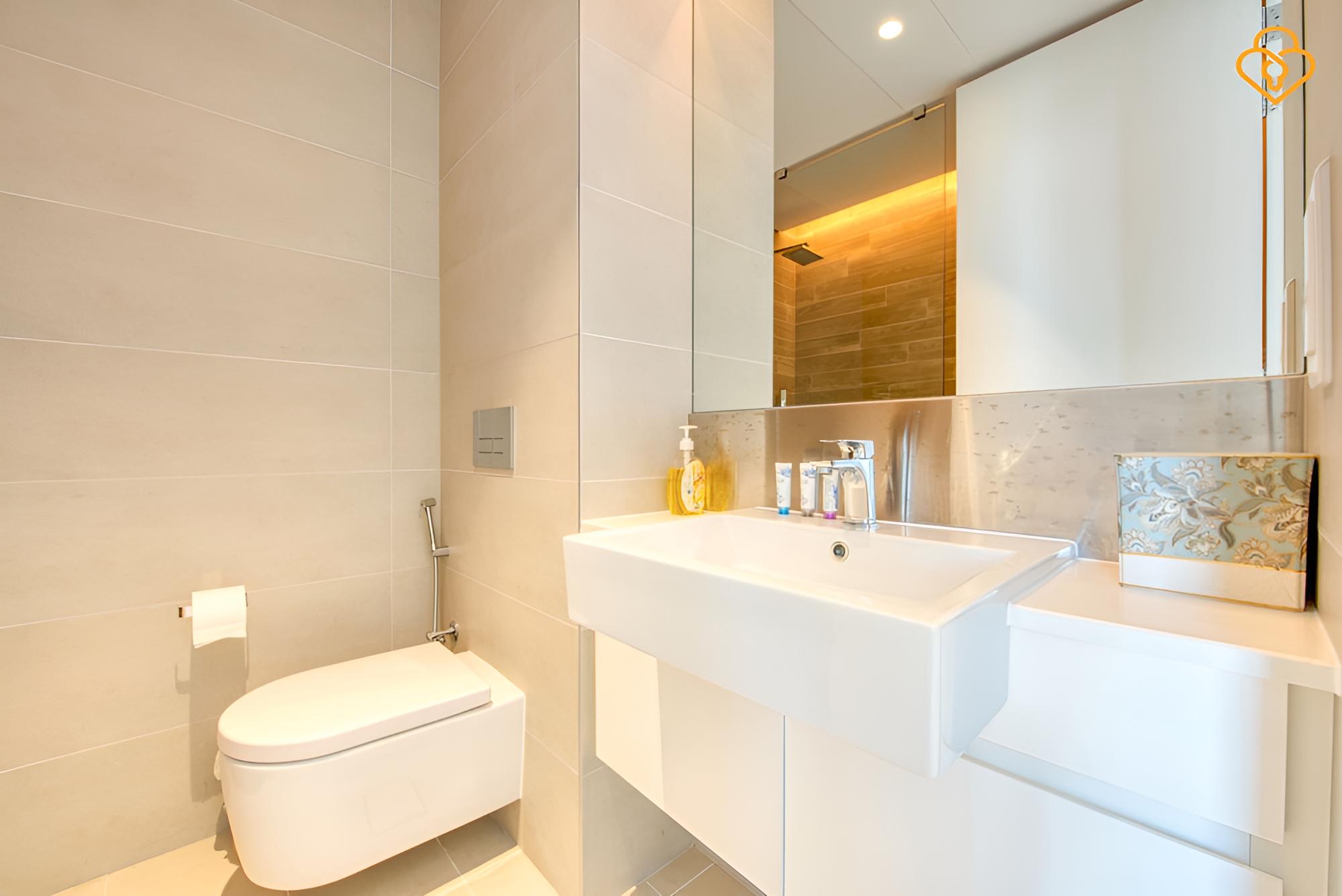 Beautiful Large 3 B/R Apt in BlueWaters Island