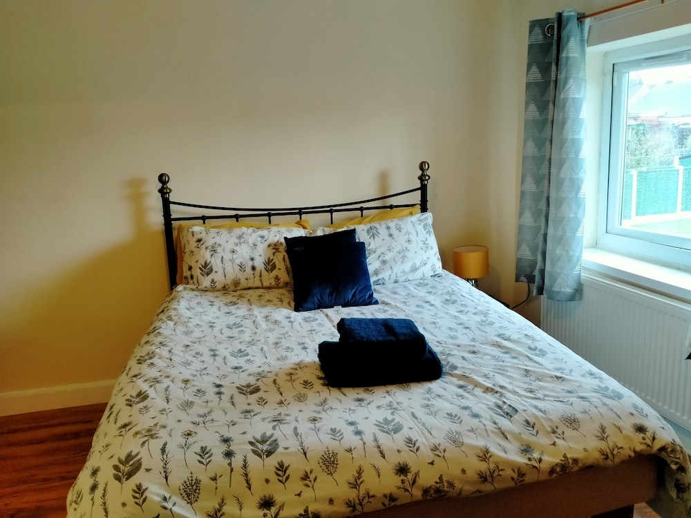 Spacious 3bed House in Walsall With Parking Onsite view 4