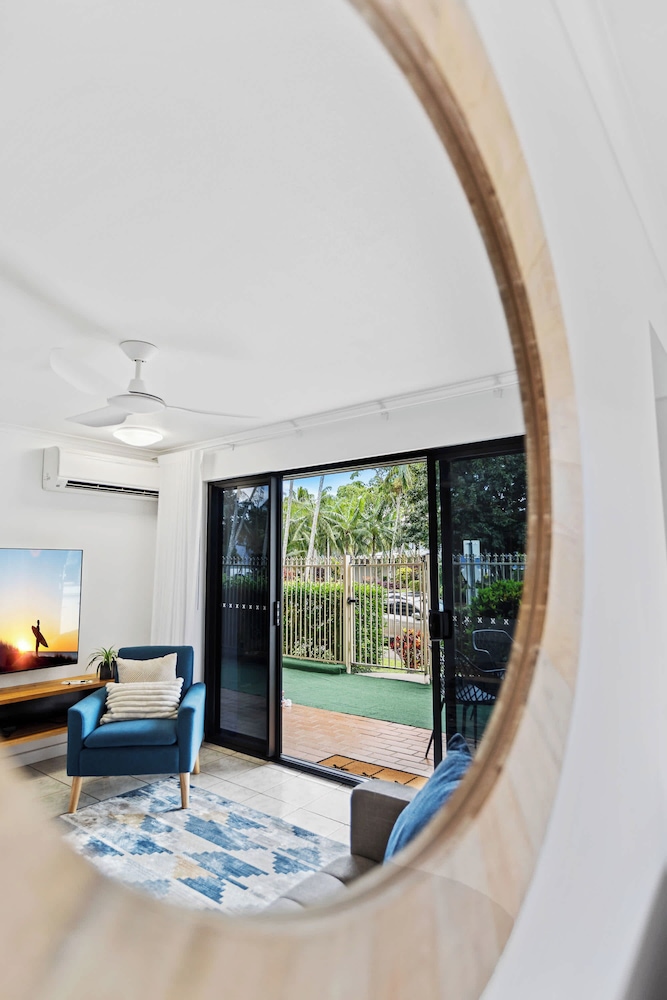 Rainforest Reef Retreat - Esplanade Ground-floor Apartment