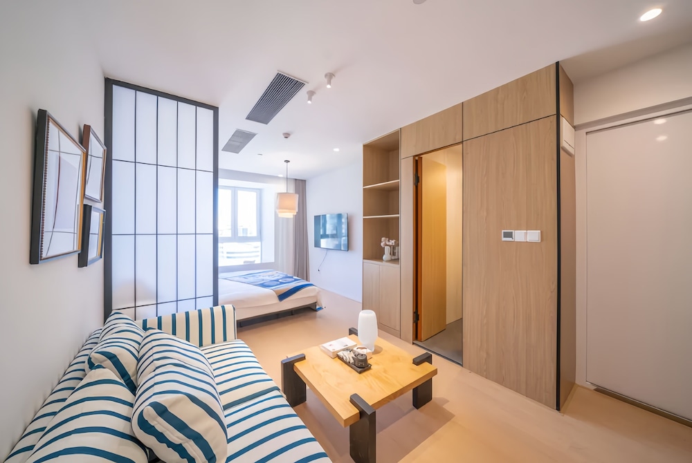 Shanghai Hills & Fan Stay