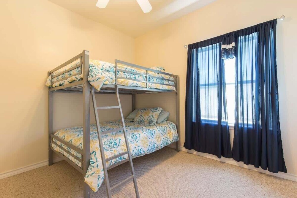 Open & Modern Pool #b Walk To Beach 2 Bedroom Condo