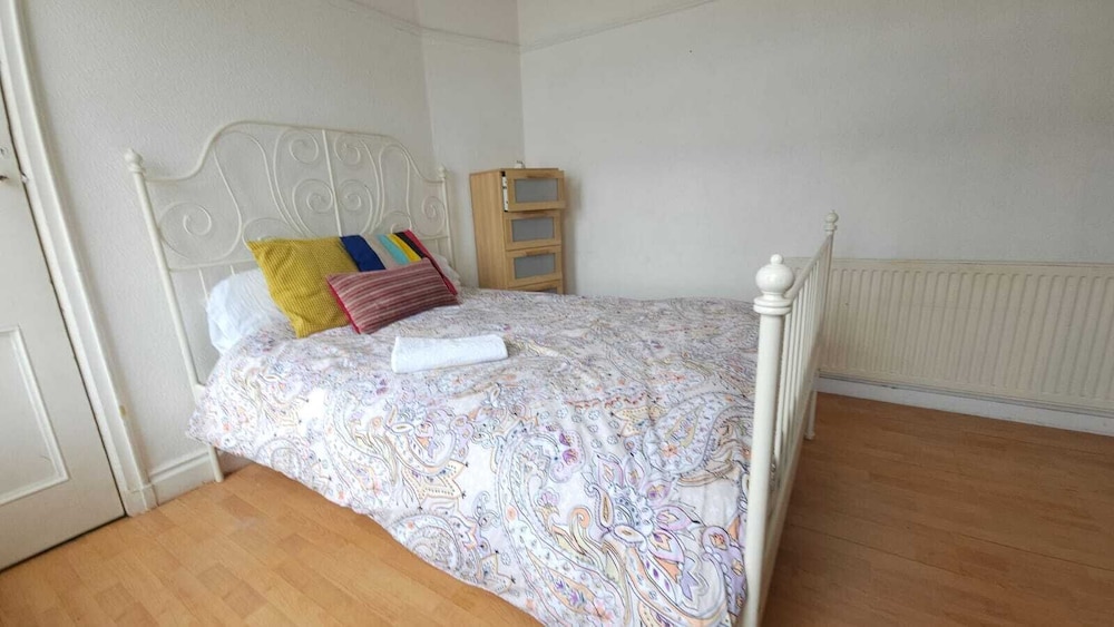 London Edgware Station Apartment view 3
