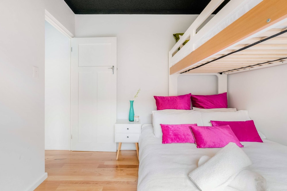 Renovated Retro Apartment Near Harbour Front Walks