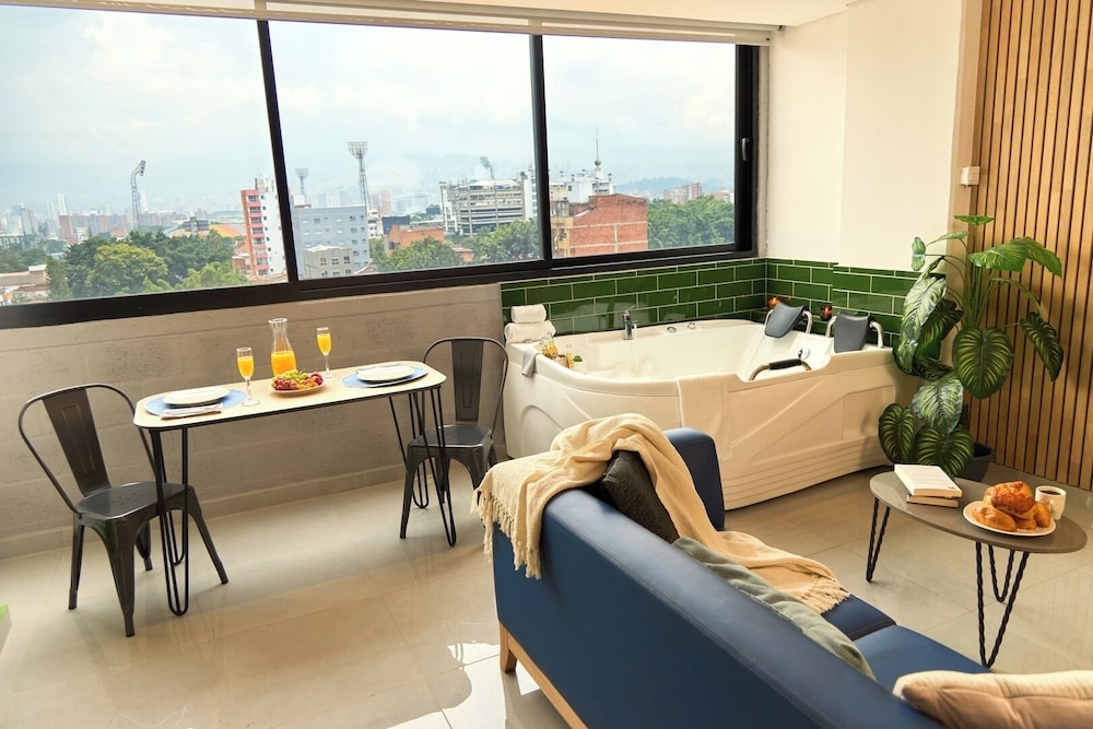 Rosa Negra Suite w/ Jacuzzi Near Stadium