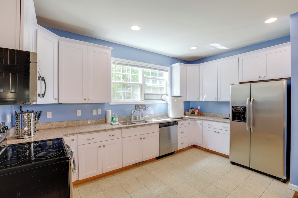 Family Home w/ Game Room, 3 Mi to Dtwn Asheville!