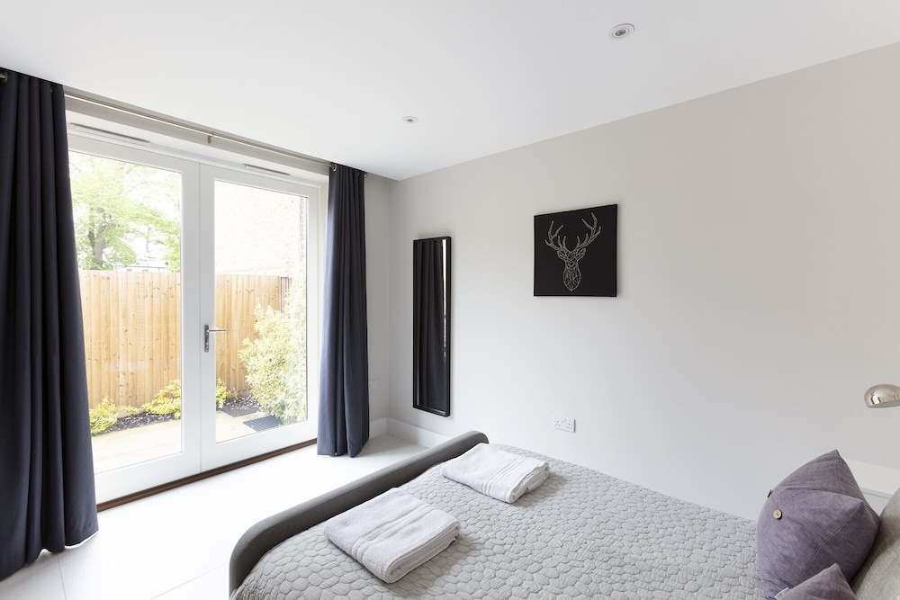 Immaculate Central Windsor Town House view 3