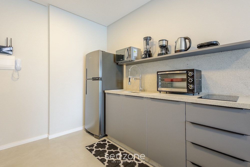 Your Exclusive Stay Just Steps From the sea in Meia Praia - FFS II