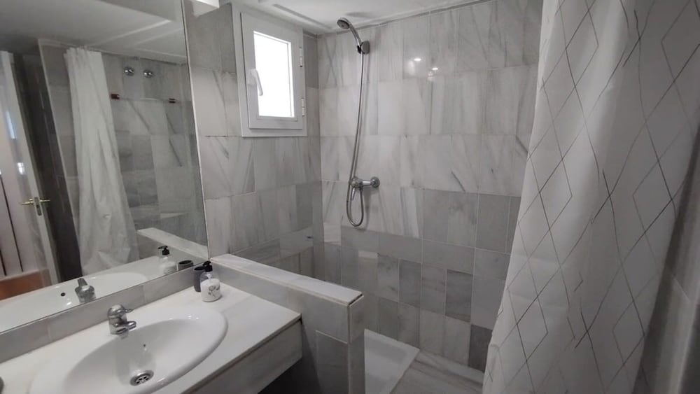 Studio 2 Bed-1 Bathroom for 3 NO Terrace F-3
