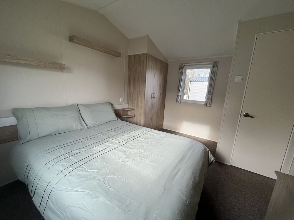 Premium Location - Sleeps 6 - Caravan on The Lakes