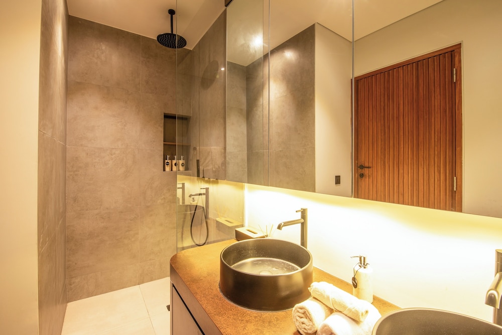 Robyn s Villa New Modern 4 BR Villa Canggu