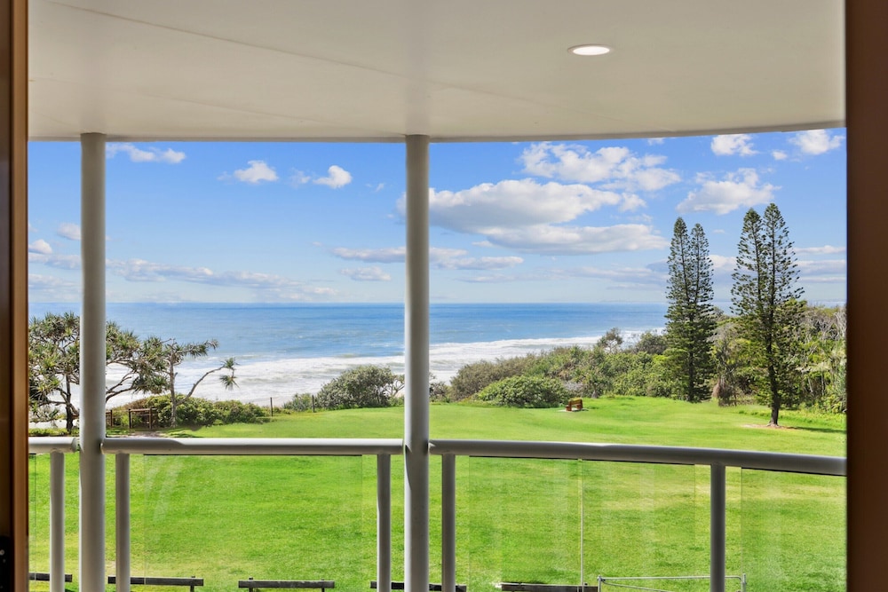 Oceanside Apartment With Views of Yaroomba Beach