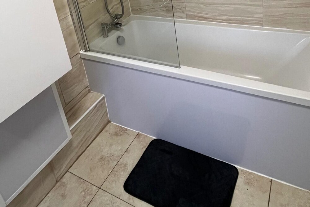 2 Bed Flat - Sleeps 4 - Parking - Wifi