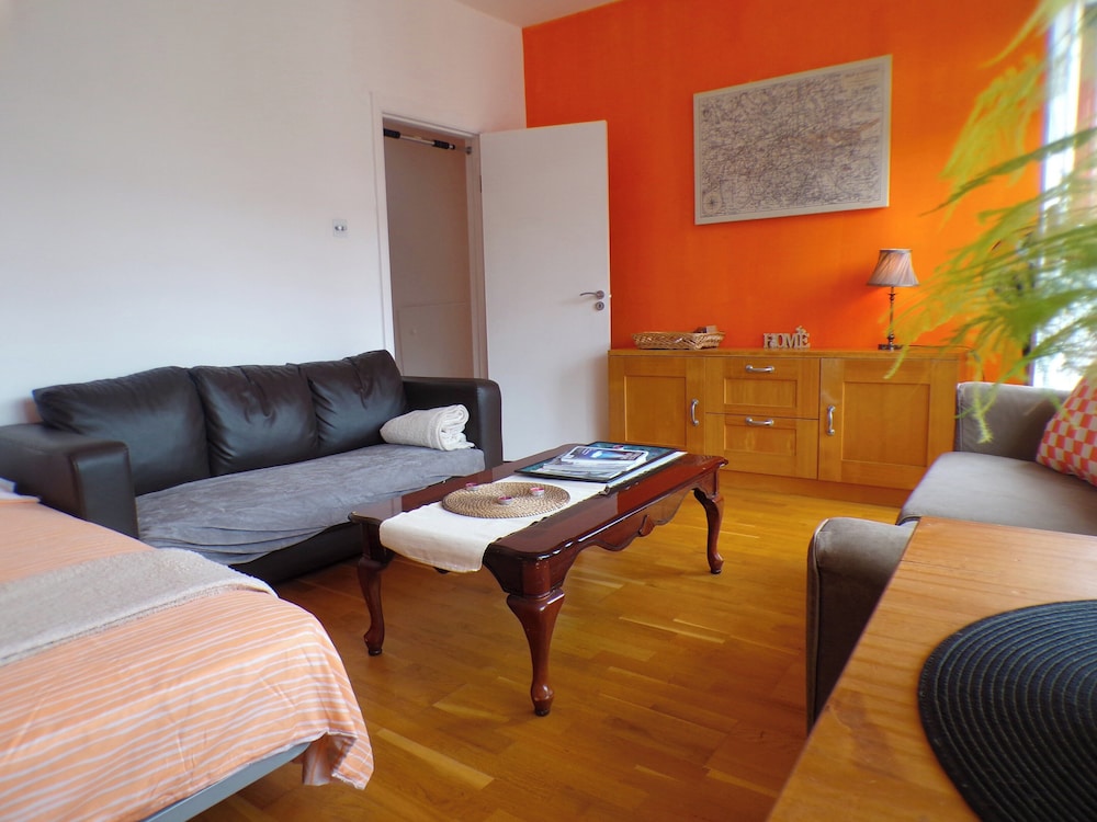 The Orange Housesleeps8-parking-pets&familyok-ac