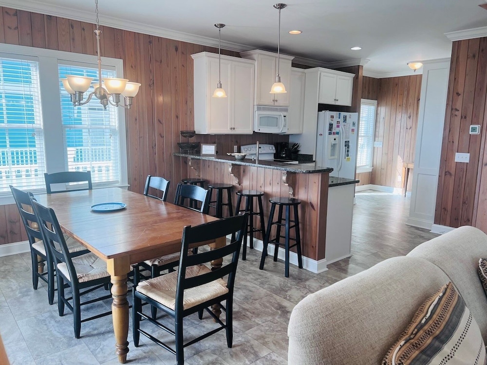1 Ez Access 4 Bedroom Home by RedAwning