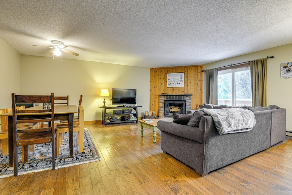 < 1 Mi to Mt Snow: Charming Condo w/ Fireplace