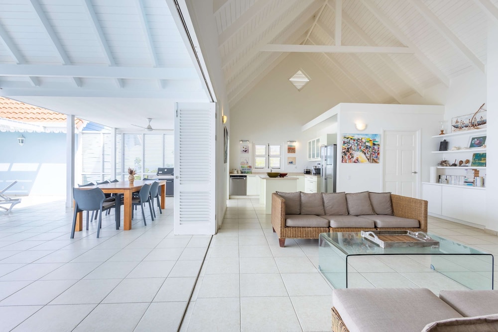 Ocean Whisper Villa in Sint Willibrordus