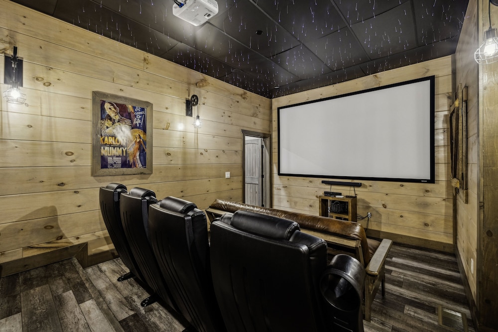 Grand Splash Lodge 6 Bedroom Cabin