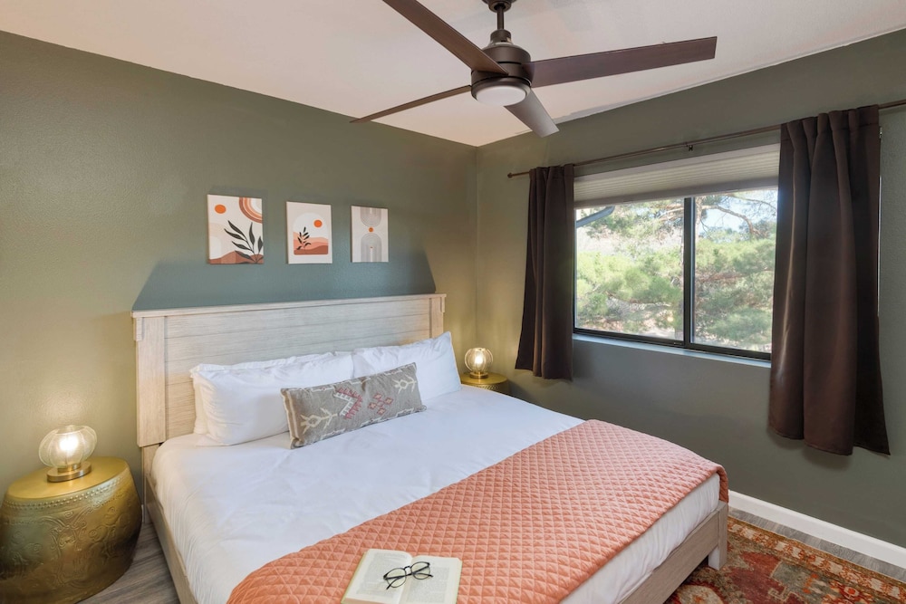 Mid-century Gem w/ Views, Hot Tub & Sunroom Lounge Red Rock Haven by Avantstay