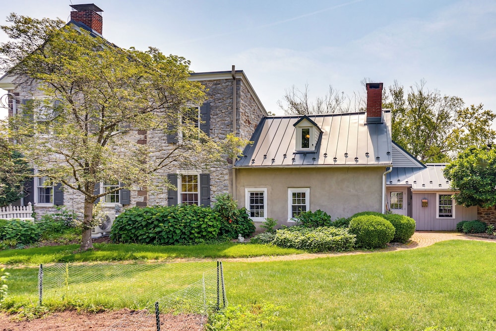 8 Mi to Reading: Spacious Farmhouse Retreat!