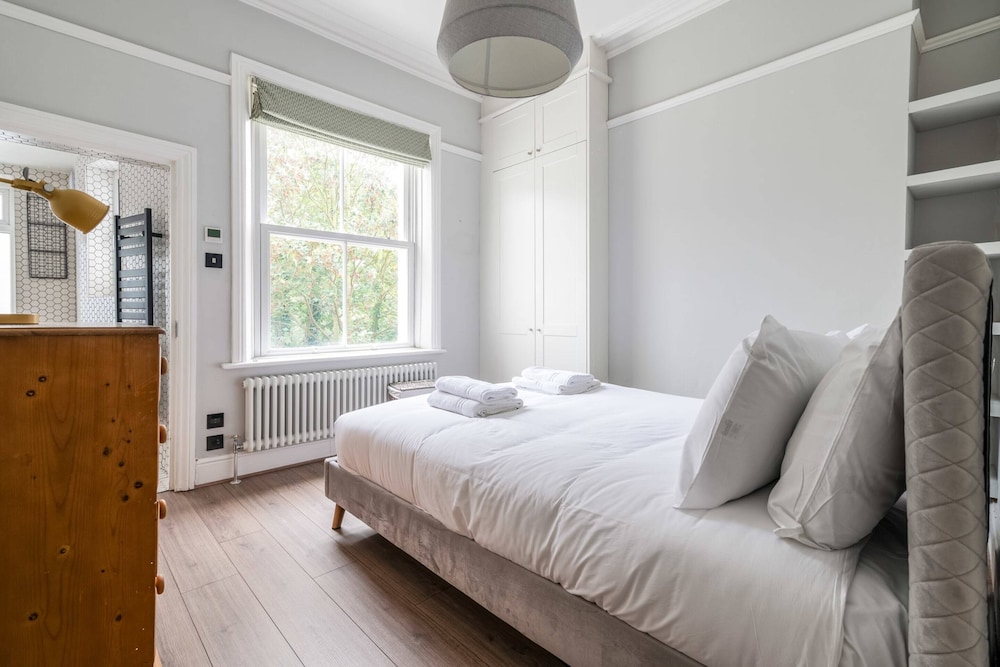 Beautiful One Bed Abode in the South West view 3