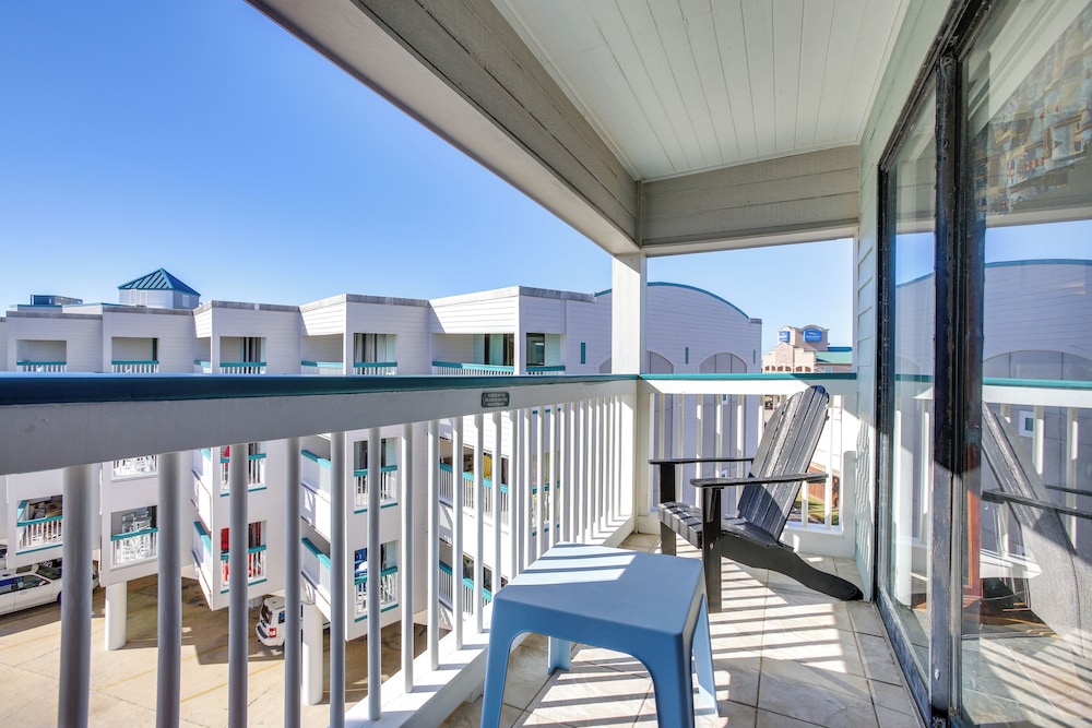 Balcony + Gulf Views: Beachfront Galveston Retreat view 5