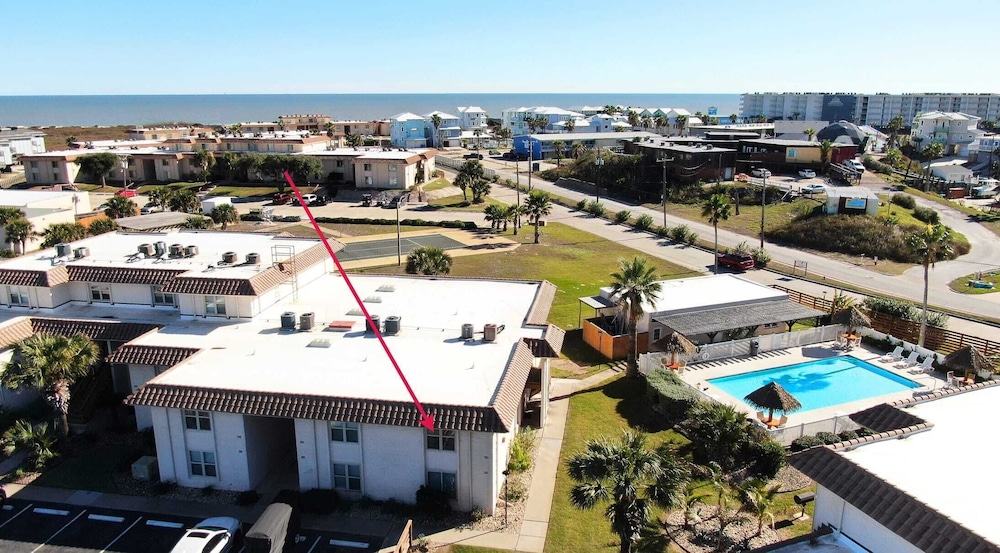 Pour Me a Vacation Mins to Beach, Community Pool+tennis Court, Private Balcony