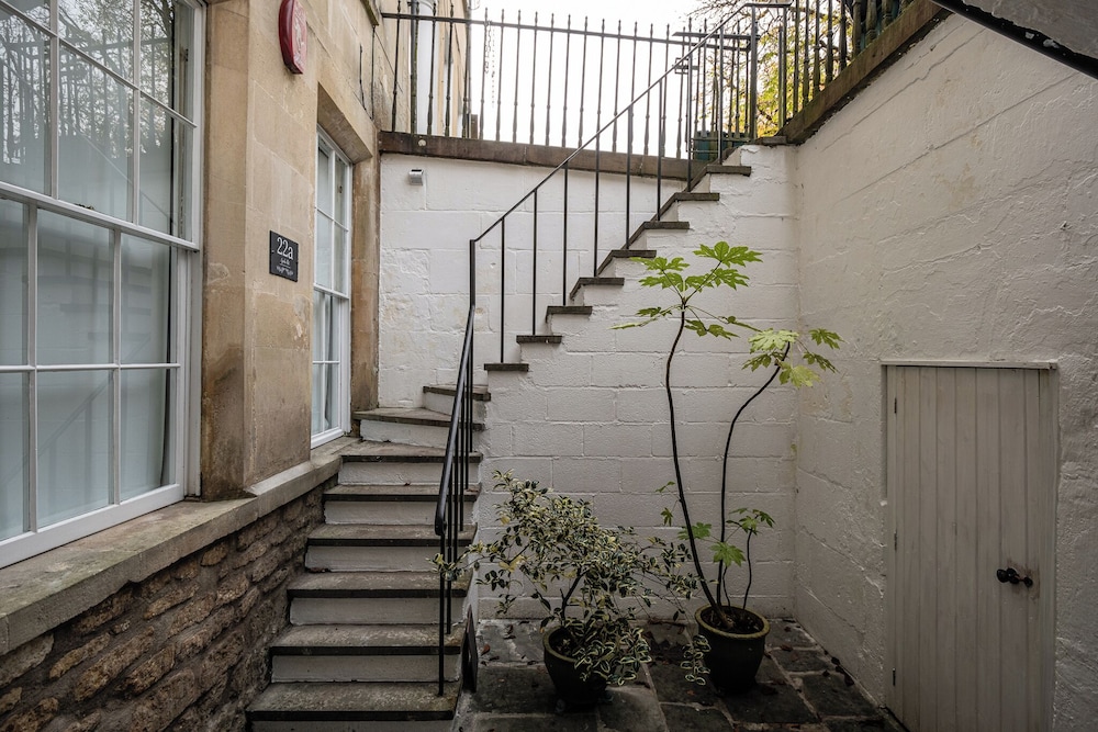Garden Flat Apartment in Grosvenor Place