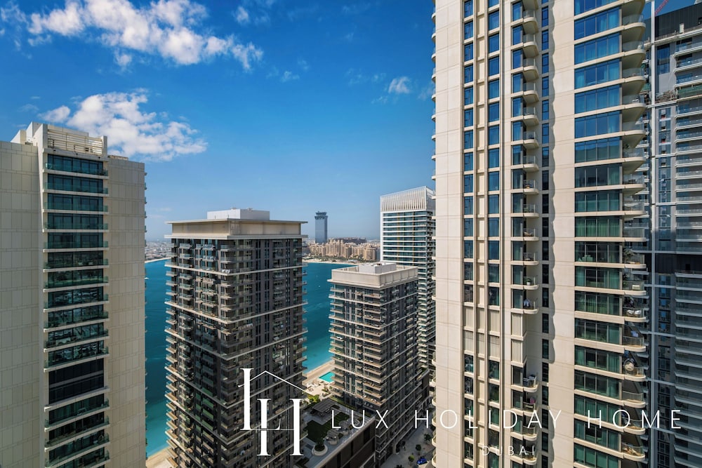LUX The Marina Vista Beachfront Suite 5