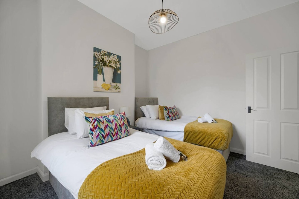 Central Chic - Huge Home - Free Wifi