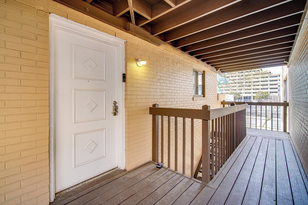 Walk to Casino: Condo w/ Balcony in Atlantic City!