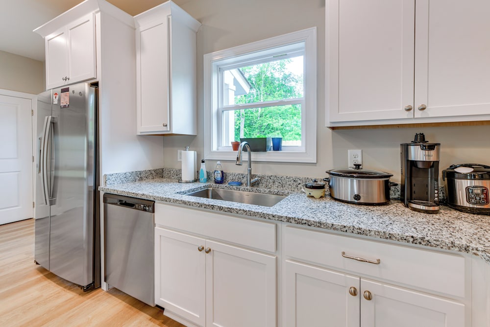 4 Mi to Auburn University: Townhome w/ Fenced Yard