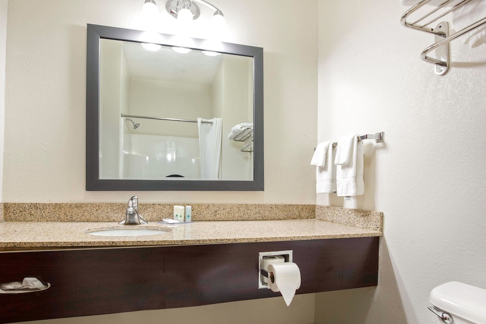 St Louis Vacations - Quality Inn  Suites Arnold - St Louis - Property Image 8