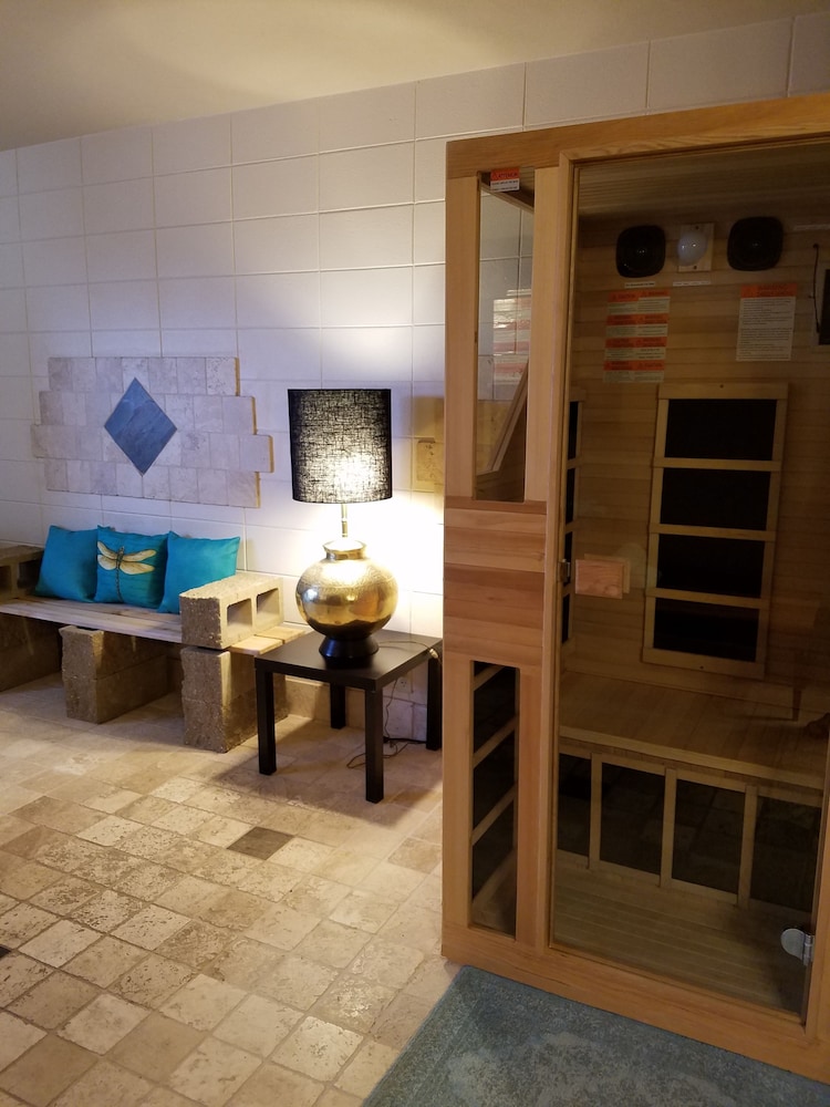 Dickinson Vacations - 1026 Oasis Inn - Property Image 9